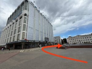 Спуск в переход станции метро перед центральным вход в универмаг "Беларусь" - ориентир для GSMmaster.by Минск